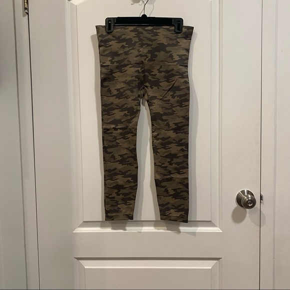 Spanx Seamless Camo Leggings in Desert Sand - Picture 5 of 6